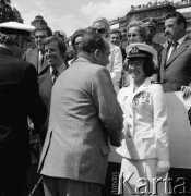24.06.1973, Szczecin, Polska.
Powitanie kapitana Krzysztofa Baranowskiego po powrocie z samotnego rejsu dookoła świata wokół przylądka Horn na jachcie Polonez. Powrót Poloneza był centralnym wydarzeniem Centralnych Dni Morza. K. Baranowskiego witał ponad 120 tysięczny tłum. Nz. kpt. Baranowski (1. z lewej), kapitan żeglugi morskiej Danuta Kobylińska-Walas (2. z prawej).
Fot. Maciej Jasiecki, zbiory Ośrodka KARTA