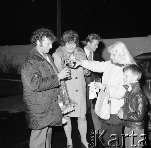 1974, Szczecin, Polska.
Powrót załogi zatopionego MS Wrocław. Statek zatonął na Morzu Śródziemnym. Na sygnał SOS odpowiedział okręt francuskiej marynarski wojennej „Guepratte
