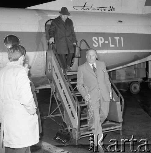 1974, Szczecin, Polska.
Powrót załogi zatopionego MS Wrocław. Statek zatonął na Morzu Śródziemnym. Na sygnał SOS odpowiedział okręt francuskiej marynarski wojennej „Guepratte