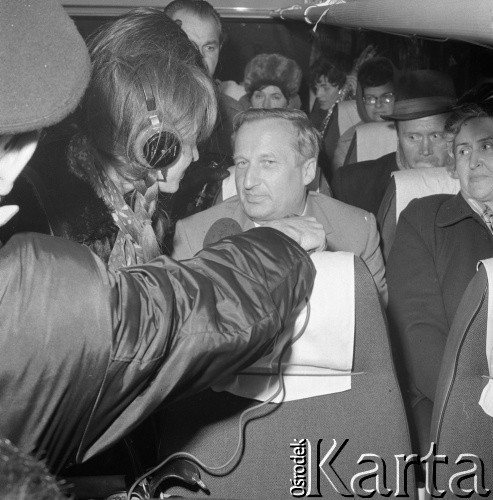 1974, Szczecin, Polska.
Powrót załogi zatopionego MS Wrocław. Statek zatonął na Morzu Śródziemnym. Na sygnał SOS odpowiedział okręt francuskiej marynarski wojennej „Guepratte