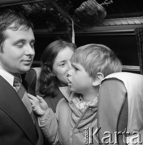 1974, Szczecin, Polska.
Powrót załogi zatopionego MS Wrocław. Statek zatonął na Morzu Śródziemnym. Na sygnał SOS odpowiedział okręt francuskiej marynarski wojennej „Guepratte