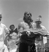 1975, brak miejsca.
Chrzest morski dla członków załogi, którzy po raz pierwszy przekroczyli równik. Zdjęcie wykonane w czasie rejsu MS Kopalnia Wirek.
Fot. Maciej Jasiecki, zbiory Ośrodka KARTA