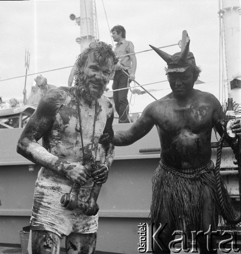 1975, brak miejsca.
Chrzest morski dla członków załogi, którzy po raz pierwszy przekroczyli równik. Zdjęcie wykonane w czasie rejsu MS Kopalnia Wirek.
Fot. Maciej Jasiecki, zbiory Ośrodka KARTA