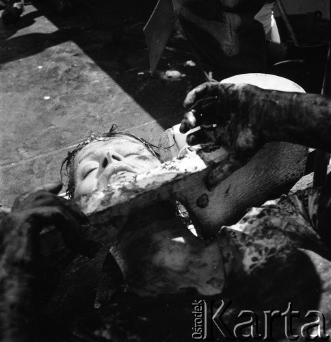 1975, brak miejsca.
Chrzest morski dla członków załogi, którzy po raz pierwszy przekroczyli równik. Zdjęcie wykonane w czasie rejsu MS Kopalnia Wirek.
Fot. Maciej Jasiecki, zbiory Ośrodka KARTA