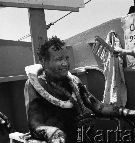 1975, brak miejsca.
Chrzest morski Macieja Jasieckiego, który po raz pierwszy przekroczył równik. Zdjęcie wykonane w czasie rejsu MS Kopalnia Wirek.
Fot. NN, zbiory Ośrodka KARTA