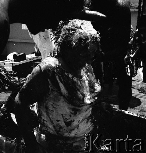1975, brak miejsca.
Chrzest morski dla członków załogi, którzy po raz pierwszy przekroczyli równik. Zdjęcie wykonane w czasie rejsu MS Kopalnia Wirek.
Fot. Maciej Jasiecki, zbiory Ośrodka KARTA