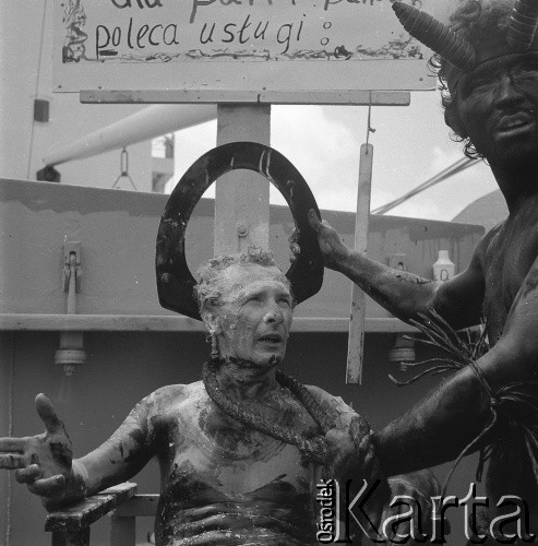 1975, brak miejsca.
Chrzest morski Macieja Jasieckiego, który po raz pierwszy przekroczył równik. Zdjęcie wykonane w czasie rejsu MS Kopalnia Wirek.
Fot. NN, zbiory Ośrodka KARTA