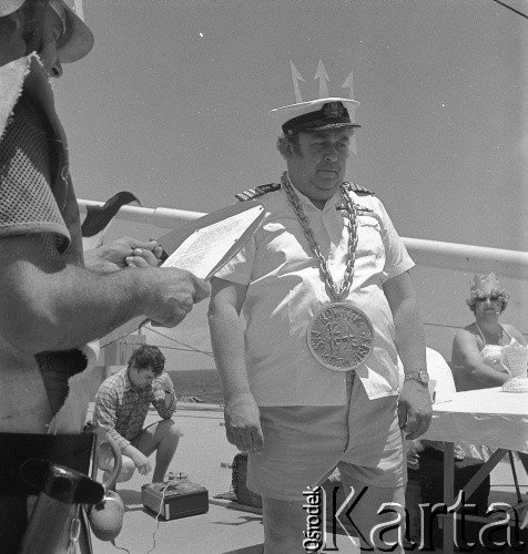 1975, brak miejsca.
Kapitan Karol Brandys w czasie chrztu morskiego dla członków załogi, którzy po raz pierwszy przekroczyli równik. Zdjęcie wykonane w czasie rejsu MS Kopalnia Wirek.
Fot. Maciej Jasiecki, zbiory Ośrodka KARTA