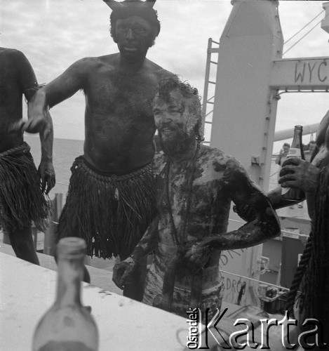 1975, brak miejsca.
Chrzest morski dla członków załogi, którzy po raz pierwszy przekroczyli równik. Zdjęcie wykonane w czasie rejsu MS Kopalnia Wirek.
Fot. Maciej Jasiecki, zbiory Ośrodka KARTA