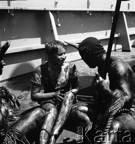 1975, brak miejsca.
Chrzest morski dla członków załogi, którzy po raz pierwszy przekroczyli równik. Zdjęcie wykonane w czasie rejsu MS Kopalnia Wirek.
Fot. Maciej Jasiecki, zbiory Ośrodka KARTA