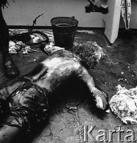1975, brak miejsca.
Chrzest morski Macieja Jasieckiego, który po raz pierwszy przekroczył równik. Zdjęcie wykonane w czasie rejsu MS Kopalnia Wirek.
Fot. NN, zbiory Ośrodka KARTA