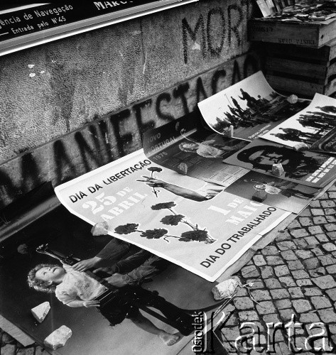 Wrzesień 1975, Lizbona, Portugalia.
Plakaty nawiązujące do rewolucji goździków. Zdjęcie wykonane w czasie rejsu MS Kopalnia Wirek.
Fot. Maciej Jasiecki, zbiory Ośrodka KARTA