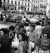 Wrzesień 1975, Lizbona, Portugalia.
Tłum na chodniku. Zdjęcie wykonane w czasie rejsu MS Kopalnia Wirek.
Fot. Maciej Jasiecki, zbiory Ośrodka KARTA