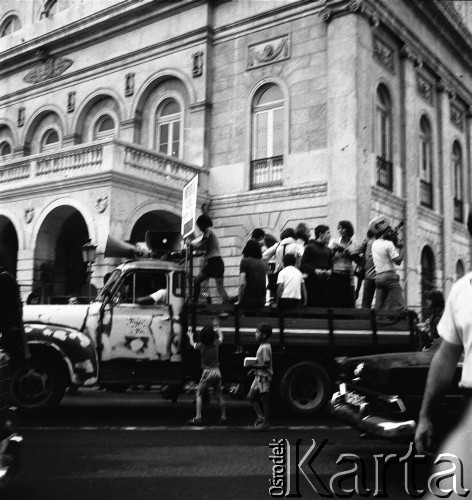 Wrzesień 1975, Lizbona, Portugalia.
Manifestacja na placu Rossi. Zdjęcie wykonane w czasie rejsu MS Kopalnia Wirek.
Fot. Maciej Jasiecki, zbiory Ośrodka KARTA