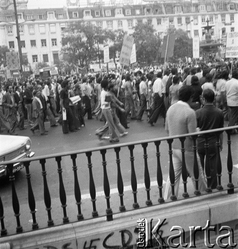 Wrzesień 1975, Lizbona, Portugalia.
Manifestacja na placu Rossi. Zdjęcie wykonane w czasie rejsu MS Kopalnia Wirek.
Fot. Maciej Jasiecki, zbiory Ośrodka KARTA