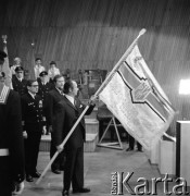 1976, Szczecin, Polska.
Uroczystość odznaczenia Polskiej Żeglugi Morskiej Orderem Sztandaru Pracy I klasy. Sztandar trzyma Ryszard Karger. 
Fot. Maciej Jasiecki, zbiory Ośrodka KARTA
