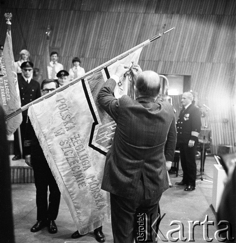 1976, Szczecin, Polska.
Uroczystość odznaczenia Polskiej Żeglugi Morskiej Orderem Sztandaru Pracy I klasy. Sztandar trzyma Ryszard Karger. 
Fot. Maciej Jasiecki, zbiory Ośrodka KARTA
