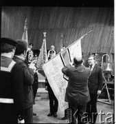 1976, Szczecin, Polska.
Uroczystość odznaczenia Polskiej Żeglugi Morskiej Orderem Sztandaru Pracy I klasy. Sztandar trzyma Ryszard Karger. 
Fot. Maciej Jasiecki, zbiory Ośrodka KARTA
