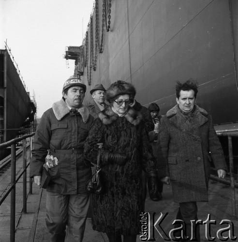22.12.1978, Szczecin. Polska
Wodowanie statku „Uniwersytet Śląski” w w Stoczni Szczecińskiej im. Adolfa Warskiego. Nz. profesor Wanda Mrozek, chrzestna statku.
Fot. Maciej Jasiecki, zbiory Ośrodka KARTA