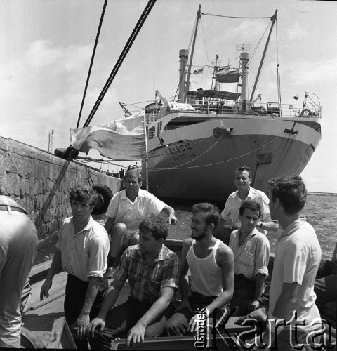 Lata 60.-70., brak miejsca.
Załoga M/S „Radom” armatora „Uniafrica”.
Fot. Maciej Jasiecki, zbiory Ośrodka KARTA