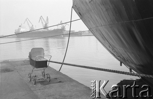 Lata 60.-70, Szczecin, Polska.
Statki w porcie szczecińskim. 
Fot. Maciej Jasiecki, zbiory Ośrodka KARTA
