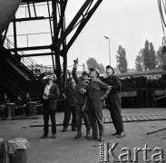 Lata 60., Szczecin, Polska,
Stoczniowcy przy M/s „Hutnik”. Stocznia Szczecińska im. Adolfa Warskiego.
Fot. Maciej Jasiecki, zbiory Ośrodka KARTA