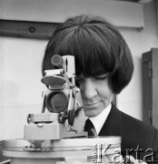 Lata 70., brak miejsca.
Kapitan żeglugi wielkiej Danuta Kobylińska-Walas ps. „Żaba” na pokładzie dowodzonego przez siebie statku.
Fot. Maciej Jasiecki, zbiory Ośrodka KARTA