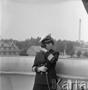 Lata 70., brak miejsca.
Kapitan żeglugi wielkiej Danuta Kobylińska-Walas ps. „Żaba” na pokładzie dowodzonego przez siebie statku.
Fot. Maciej Jasiecki, zbiory Ośrodka KARTA