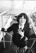 Lata 70., brak miejsca.
Kapitan żeglugi wielkiej Danuta Kobylińska-Walas ps. „Żaba” na pokładzie dowodzonego przez siebie statku.
Fot. Maciej Jasiecki, zbiory Ośrodka KARTA