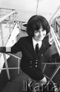 Lata 70., brak miejsca.
Kapitan żeglugi wielkiej Danuta Kobylińska-Walas ps. „Żaba” na pokładzie dowodzonego przez siebie statku.
Fot. Maciej Jasiecki, zbiory Ośrodka KARTA