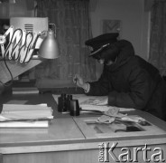 Lata 70., brak miejsca.
Kapitan żeglugi wielkiej Danuta Kobylińska-Walas ps. „Żaba” na pokładzie dowodzonego przez siebie statku.
Fot. Maciej Jasiecki, zbiory Ośrodka KARTA