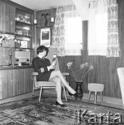 Lata 70., brak miejsca.
Kapitan żeglugi wielkiej Danuta Kobylińska-Walas ps. „Żaba” na pokładzie dowodzonego przez siebie statku.
Fot. Maciej Jasiecki, zbiory Ośrodka KARTA