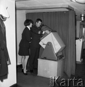 Lata 70., brak miejsca.
Kapitan żeglugi wielkiej Danuta Kobylińska-Walas z mężem Czesławem Walasem.
Fot. Maciej Jasiecki, zbiory Ośrodka KARTA