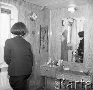 Lata 70., brak miejsca.
Kapitan żeglugi wielkiej Danuta Kobylińska-Walas ps. „Żaba” na pokładzie dowodzonego przez siebie statku.
Fot. Maciej Jasiecki, zbiory Ośrodka KARTA