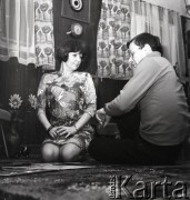 Lata 70., brak miejsca.
Kapitan żeglugi wielkiej Danuta Kobylińska-Walas z mężem Czesławem Walasem.
Fot. Maciej Jasiecki, zbiory Ośrodka KARTA