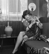 Lata 70., brak miejsca.
Kapitan żeglugi wielkiej Danuta Kobylińska-Walas ps. „Żaba” na pokładzie dowodzonego przez siebie statku.
Fot. Maciej Jasiecki, zbiory Ośrodka KARTA
