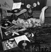 Lata 70., brak miejsca.
Kapitan żeglugi wielkiej Danuta Kobylińska-Walas ps. „Żaba” na pokładzie dowodzonego przez siebie statku.
Fot. Maciej Jasiecki, zbiory Ośrodka KARTA