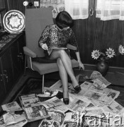 Lata 70., brak miejsca.
Kapitan żeglugi wielkiej Danuta Kobylińska-Walas ps. „Żaba” na pokładzie dowodzonego przez siebie statku.
Fot. Maciej Jasiecki, zbiory Ośrodka KARTA