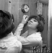 Lata 70., brak miejsca.
Kapitan żeglugi wielkiej Danuta Kobylińska-Walas ps. „Żaba” na pokładzie dowodzonego przez siebie statku.
Fot. Maciej Jasiecki, zbiory Ośrodka KARTA