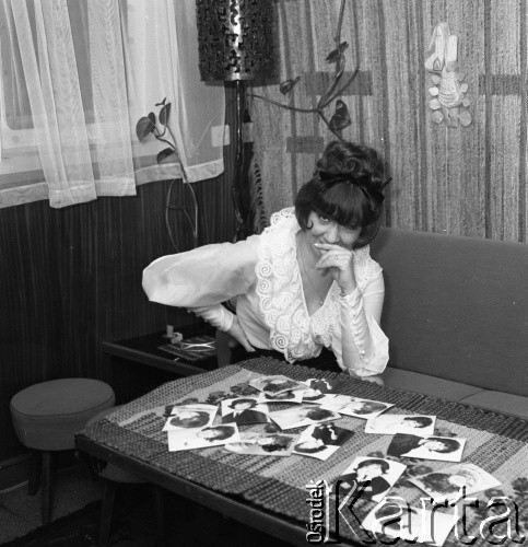 Lata 70., brak miejsca.
Kapitan żeglugi wielkiej Danuta Kobylińska-Walas ps. „Żaba” na pokładzie dowodzonego przez siebie statku.
Fot. Maciej Jasiecki, zbiory Ośrodka KARTA