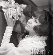 Lata 70., brak miejsca.
Kapitan żeglugi wielkiej Danuta Kobylińska-Walas ps. „Żaba” na pokładzie dowodzonego przez siebie statku.
Fot. Maciej Jasiecki, zbiory Ośrodka KARTA