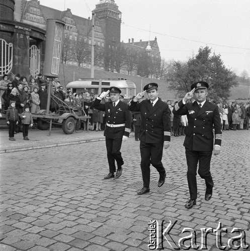 Lata 70., Szczecin, Polska.
Inauguracja roku akademickiego na Wyższej Szkole Morskiej. Od lewej: NN, rektor Wyższej Szkoły Morskiej kpt. ż.w. Eugeniusz Daszkowski, minister żeglugi morskiej Jerzy Szopa.
Fot. Maciej Jasiecki, zbiory Ośrodka KARTA