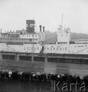 Po 1973, Szczecin, Polska.
Uroczysta inauguracja roku szkolnego Liceum Morskiego na Wałach Chrobrego. Uczniowie przy ss Kapitan K. Maciejewicz. Statek zbudowany w niemieckiej stoczni 