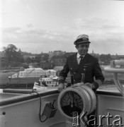 Lata 70., brak miejsca.
Kapitan Zbigniew Sak. Zdjęcie wykonane w czasie rejsu promu m/f Gryf na trasie Świnoujście-Ystad (Szwecja).
Fot. Maciej Jasiecki, zbiory Ośrodka KARTA