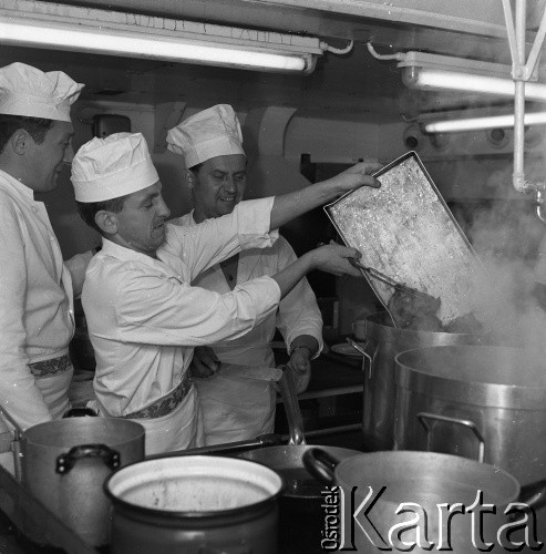 Lata 70., brak miejsca.
Pracownicy kuchni okrętowej. Zdjęcie wykonane w czasie rejsu promu m/f Gryf na trasie Świnoujście-Ystad (Szwecja).
Fot. Maciej Jasiecki, zbiory Ośrodka KARTA