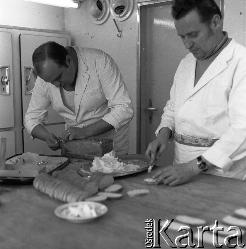 Lata 70., brak miejsca.
Pracownicy kuchni okrętowej. Zdjęcie wykonane w czasie rejsu promu m/f Gryf na trasie Świnoujście-Ystad (Szwecja).
Fot. Maciej Jasiecki, zbiory Ośrodka KARTA