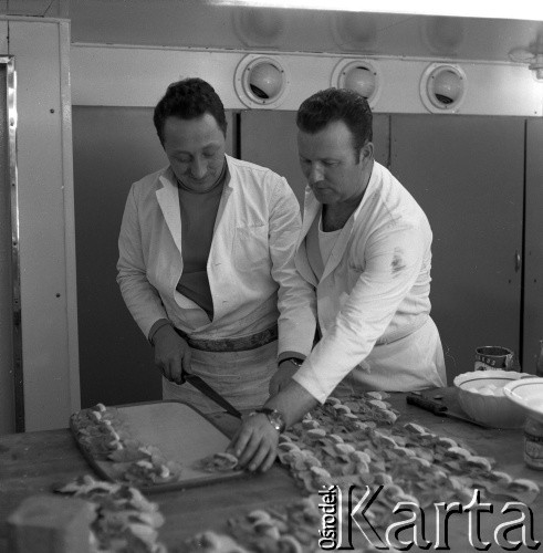 Lata 70., brak miejsca.
Pracownicy kuchni okrętowej. Zdjęcie wykonane w czasie rejsu promu m/f Gryf na trasie Świnoujście-Ystad (Szwecja).
Fot. Maciej Jasiecki, zbiory Ośrodka KARTA