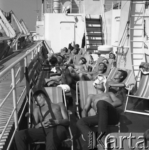 Lata 70., brak miejsca.
Pasażerowie na pokładzie promu m/f Gryf. Zdjęcie wykonane na trasie Świnoujście-Ystad (Szwecja).
Fot. Maciej Jasiecki, zbiory Ośrodka KARTA