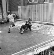 Lata 70., Szwecja.
Dzieci grają w hokeja.  Zdjęcie wykonane w czasie rejsu promu m/f Gryf na trasie Świnoujście-Ystad (Szwecja).
Fot. Maciej Jasiecki, zbiory Ośrodka KARTA