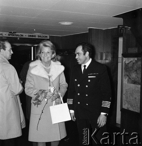 Lata 70., brak miejsca.
Kapitan Zbigniew Sak z nieznanymi osobami. Zdjęcie wykonane w czasie promu m/f Gryf na trasie Świnoujście-Ystad (Szwecja).
Fot. Maciej Jasiecki, zbiory Ośrodka KARTA